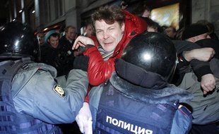 Des policiers anti-émeute bloquent le passage à des activistes en marge d'une manifestation contre les résultats des élections législatives de dimanche, à Moscou, le 6 décembre 2011.