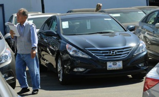 Un homme passe devant une Hyundai Sonata de 2011 chez un concessionaire Hyundai de Los Angeles, le 27 septembre 2010