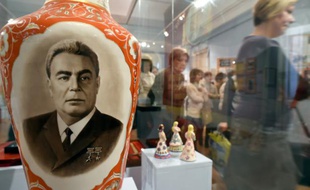 Des visiteurs à l'exposition officielle en hommage à Léonid Brejnev, le 12 février 2016 à Moscou en Russie