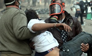 De violents affrontements opposaient mercredi pour le cinquième jour la police à des milliers d'Egyptiens réclamant le départ des militaires au pouvoir, malgré la promesse du chef de l'armée d'organiser une élection présidentielle mi-2012 pour un retour au pouvoir civil
