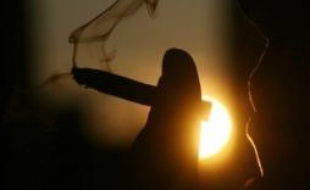 Les fumeurs fument toujours autant, malgré les mesures d'interdiction de fumer dans les lieux publics, a déploré jeudi l'Office français de prévention du tabagisme (OFT) en réclamant une série de nouvelles initiatives, dont une augmentation du prix du tabac.