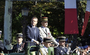 Le président de la République Emmanuel Macron et le chef d'état-major des Armées Pierre de Villiers lors du défilé sur les Champs-Elysées à Paris le 14 juillet 2017.
