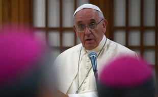 Le pape François s'adresse à des évêques, le 17 août 2014 au sanctuaire du martyr inconnu de Haemi (centaine de kilomètres de Séoul)