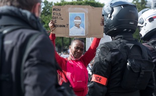 Des policiers lors d'un rassemblement à proximité de l'ambassade des Etats unis en mémoire de Georges Floyd et pour protester contre les violences policières.