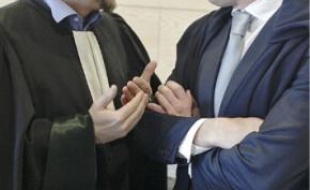 Didier Lacroix, hier, avec son avocat.