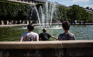 La baignade dans une fontaine est interdite à Paris pour des raisons sécuritaires et sanitaires