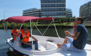 François Templé (à droite) accueille le public à la base nautique située quai Saint-Cyr.