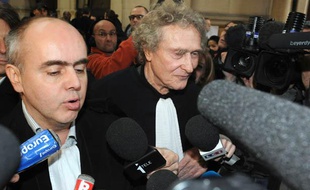 Jérôme Boursican (G) et Jean-Yves Liénard, avocats de l'ancien homme d'affaires Christophe Rocancourt, répondent aux questions des journalistes le 17 février 2012