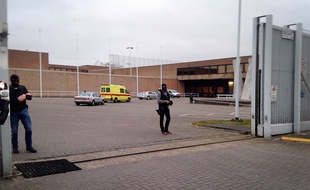 L'ambulance dans laquelle Salah Abdeslam a été transporté à la prison de Bruges, le 19 mars 2016.