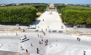 L'avant-place royale du Peyrou vue du sommet de l'Arc de Triomphe.