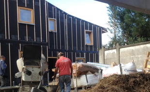 A Bègles le 6 octobre 2015, visite du chantier de construction de onze logements à base de paille pour l'isolation.