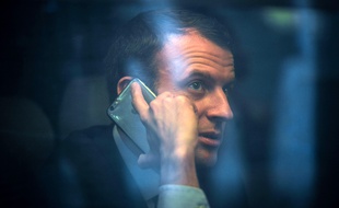 Le candidat à la présidentielle Emmanuel Macron sur sur iPhone, le 10 mars 2017, en gare de Bordeaux.