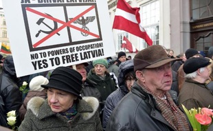 Vétérans lettons ayant combattu dans les rangs de la Waffen SS durant la deuxième Guerre mondiale et leurs sympathisants, le 16 mars 2014 à Riga