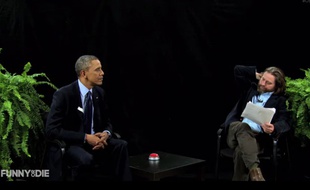 Barack Obama et Zach Galifianakis entre deux fougères.