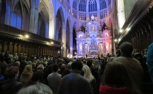 La cathédrale Saint-Etienne de Toulouse lors de la messe pour la paix le 16 novembre 2015, trois jours après les attentats de Paris. Le retable a pris les couleurs bleu-blanc-rouge du drapeau français.