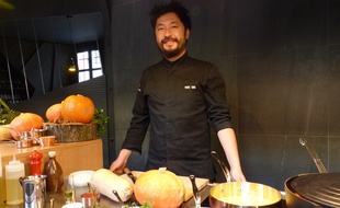 Le chef Pierre Sang, dans son restaurant de la rue Oberkampf à Paris (11e).
