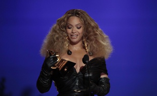 Beyoncé recevant son 28e Grammy Awards, à Los Angeles le 14 mars 2021.