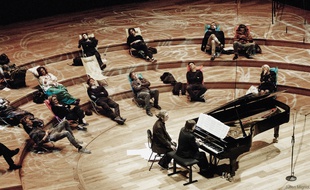 Il y a un an, pour la première Nuit Blanche, le public en train d'écouter le pianiste Nicolas Horvath dans la Grande salle Pierre Boulez, de 19h à 7h.