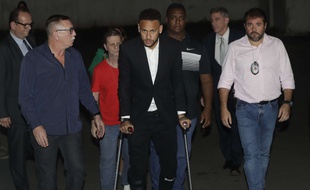 Neymar a son arrivée à un poste de police au Brésil
