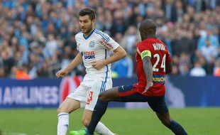 André-Pierre Gignac face à Rio Mavuba lors de Marseille-Lille le 21 décembre 2014 au stade Vélodrome.