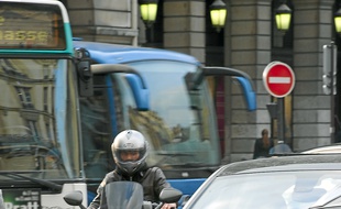 Comme ici à Paris en avril 2011, la circulation s'intensifie aux heures de pointe.