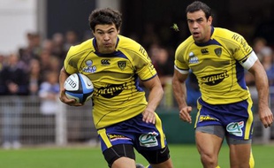 Le rugbyman clermontois Anthony Floch (ballon en main), lors du match contre le Racing Metro, le 12 septembre 2009 à Clermont.