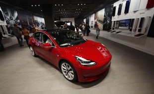 Un Model 3 de Tesla dans une boutique du Colorado.