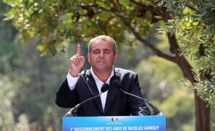 Xavier Bertrand, qui a dirigé l'UMP entre 2008 et 2010, a annoncé dimanche qu'il n'était pas candidat à la présidence du parti en novembre, préférant se réserver pour la primaire pour la présidentielle de 2017 où il concourra, quels que soient les postulants, Nicolas Sarkozy compris.