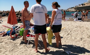 Les secouristes patrouillent sur la plage pour faire de la prévention sur les besoins de surveiller les enfants.