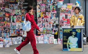 La Chine a renoué en mars avec un excédent commercial, mais ses exportateurs continuent de souffrir de la crise de la dette en Europe et d'une reprise hésitante aux Etats-Unis, tandis que la croissance des importations a fortement ralenti.