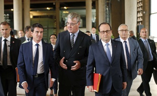 Manuel Valls et François Hollande accueillis au Conseil économique et sociale par son président, Jean-Paul Delevoye, à l'occasion de la troisième conférence sociale, à Paris, le 7 juillet 2014.