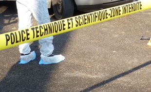 Des experts en police scientifique sur une scène de crime. Illustration