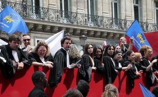 Des avocats français en grève sur un char à Paris le 7 juillet 2014