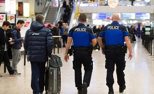 Les dispositifs de sécurité ont été renforcés comme ici à l'aéroport de Genève en Suisse. AFP / Richard Juilliart