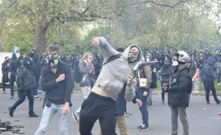 Heurts entre policiers et manifestants place de la Nation, à Paris, le 28 avril 2016