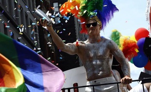 Des dizaines de milliers de personnes ont célébré dimanche à New York le premier anniversaire de la légalisation du mariage homosexuel dans l'Etat, à l'occasion de la traditionnelle marche de la "gay pride".