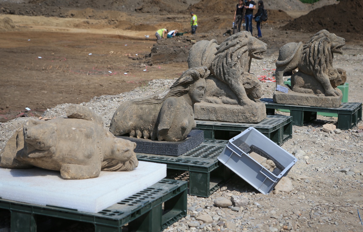 classe - Actu archéologie - Page 22 1200x768_strasbourg-le-11-juin-2015-archeologiques-route-des-romains-a-koenigshoffen-lions-et-sphinges