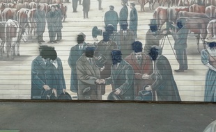 Une quinzaine de visages, figurant sur la fresque des abattoirs de la mouche du musée Tony Garnier de Lyon, ont été recouverts de noir.