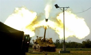 Appuyées par des bombardements de l'artillerie et de l'aviation, les troupes israéliennes ont avancé en profondeur dans plusieurs secteurs du territoire contrôlé par le Hamas, où elles avaient pénétré samedi soir après une semaine de frappes aériennes.