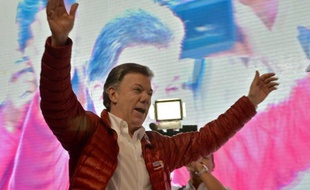 Le chef de l'Etat colombien Juan Manuel Santos fête les résultats du 1er tour de la présidentielle à Bogota le 25 mai 2014