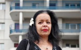 Naziha, dimanche, devant son appartement occupé (2e étage) depuis 5 mois.