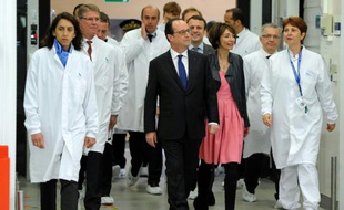 François Hollande accompagné de Marisol Touraine, ministre de la Santé, visite le site de production d'insuline de Novo Nordisk à Chartres, le 21 avril 2016