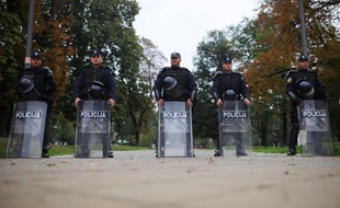 Un important dispositif policier était déployé samedi dans le centre de Belgrade pour assurer la sécurité à la suite de la décision des autorités serbes d'interdire la Gay Pride, une mesure regrettée par l'Union européenne.