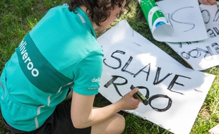 Quand Deliveroo prône la flexibité du travail indépendant, les syndicats de livreurs parlent d'esclavage 2.0. Ici, lors de la manifestation du 11 août à Paris.