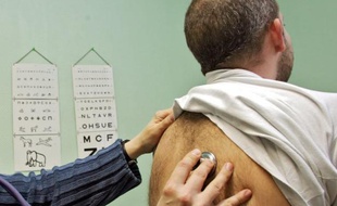 Le dispositif mis en place par le précédent ministre de la Santé, Xavier Bertrand, qui limitait certaines dépassements d'honoraires et contraignait les complémentaires à les rembourser, a été suspendu.