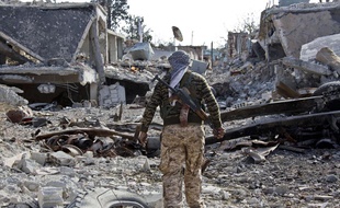 Un combattant kurde syrien dans une rue de Kobané