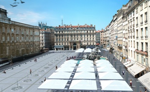 Le projet de réaménagement de la place des Terreaux prévoit d'aligner 15 petites fontaines entre l'Hôtel de Ville et la galerie des Terreaux et des revaloriser les terrasses qui s'y trouvent.
