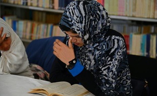 Nadia, jeune Afghane de 20 ans, lit des poèmes devant le cercle des poétesses auque elle appartient, le 9 janvier 2016 à Kandahar