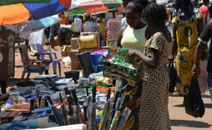 Des femmes font leurs achats dans un marché de Bangui, la capitale centrafricaine, le 2 octobre 2014
