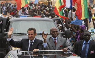 Le président français Nicolas Sarkozy a exposé jeudi à Dakar sa vision d'un "partenariat" renouvelé entre la France et l'Afrique, appelant celle-ci à ne pas "ressasser le passé" colonial et à s'engager vers la bonne gouvernance.